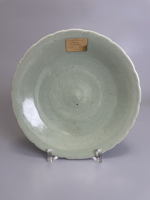 古玩陶瓷清中期 冬青釉暗刻纏枝蓮紋大盤拍賣，當(dāng)前價(jià)格3500元