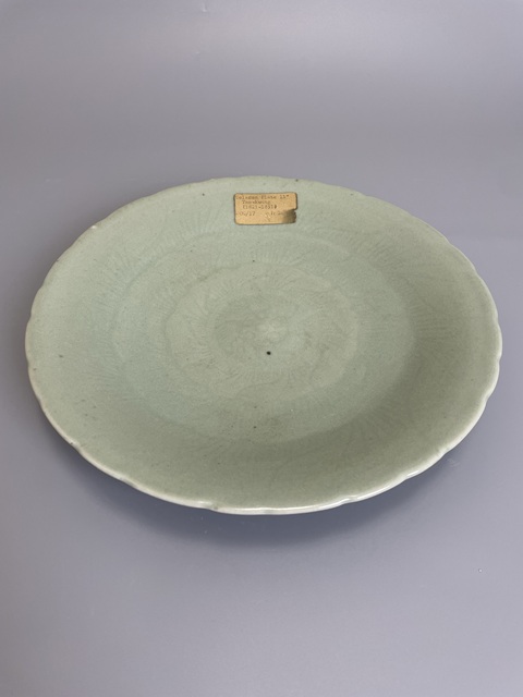 古玩陶瓷清中期 冬青釉暗刻纏枝蓮紋大盤拍賣，當(dāng)前價(jià)格3500元