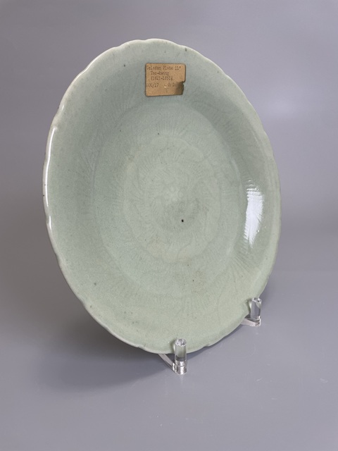 古玩陶瓷清中期 冬青釉暗刻纏枝蓮紋大盤拍賣，當(dāng)前價(jià)格3500元