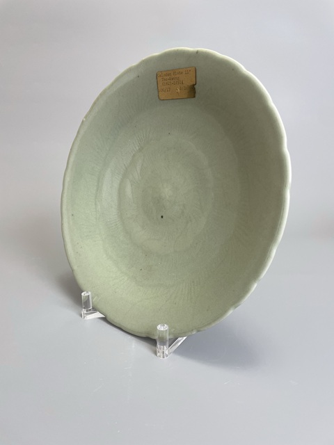 古玩陶瓷清中期 冬青釉暗刻纏枝蓮紋大盤拍賣，當(dāng)前價(jià)格3500元