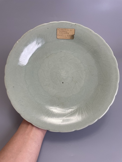 古玩陶瓷清中期 冬青釉暗刻纏枝蓮紋大盤拍賣，當(dāng)前價(jià)格3500元