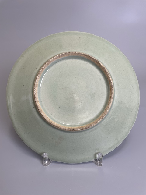 古玩陶瓷清中期 冬青釉暗刻纏枝蓮紋大盤拍賣，當(dāng)前價(jià)格3500元