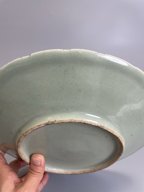 古玩陶瓷清中期 冬青釉暗刻纏枝蓮紋大盤拍賣，當(dāng)前價(jià)格3500元