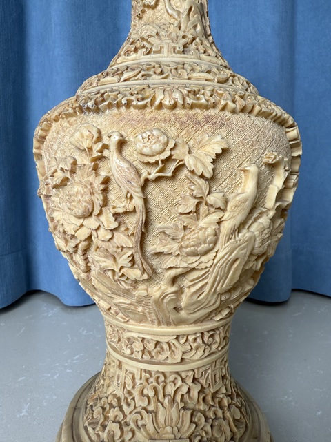 古玩雜項晚清民國 意大利名家手雕 鳳凰牡丹紋瓶真品鑒賞圖