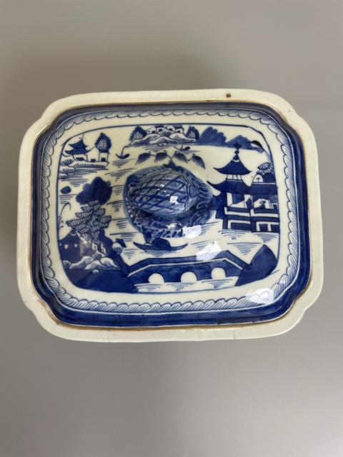 古玩陶瓷樓臺亭閣山水紋青花四方倭角蓋盤真品鑒賞圖