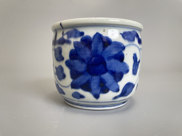 古玩陶瓷清中期 青花纏枝蓮紋琴爐拍賣，當前價格350元