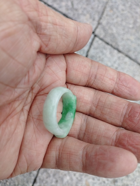 古玩玉器翡翠馬鞍戒真品鑒賞圖