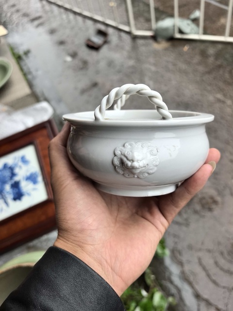 古玩陶瓷德化窯白釉雙鋪首鎖耳香爐真品鑒賞圖