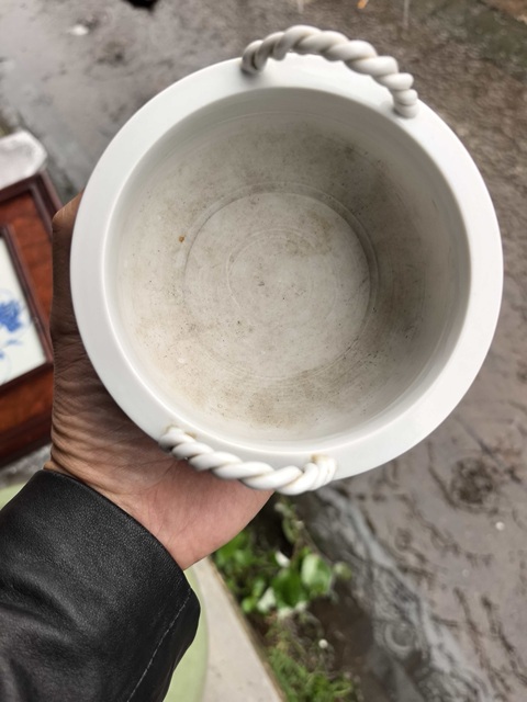 古玩陶瓷德化窯白釉雙鋪首鎖耳香爐真品鑒賞圖