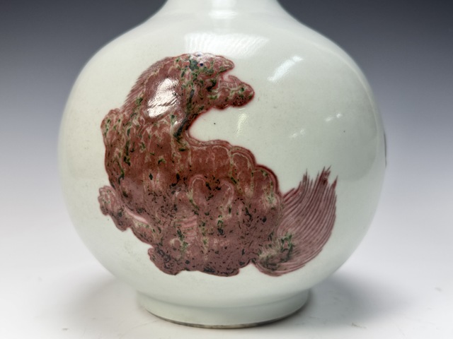 古玩陶瓷清晚期·釉里紅獅子紋天球瓶真品鑒賞圖