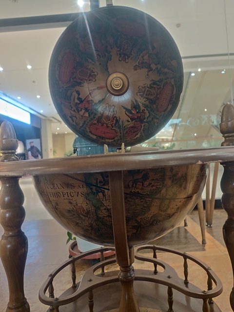 古玩雜項地球儀裝飾邊桌真品鑒賞圖