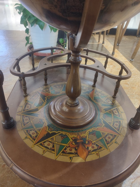 古玩雜項地球儀裝飾邊桌真品鑒賞圖