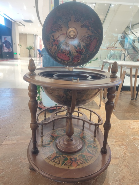 古玩雜項地球儀裝飾邊桌真品鑒賞圖