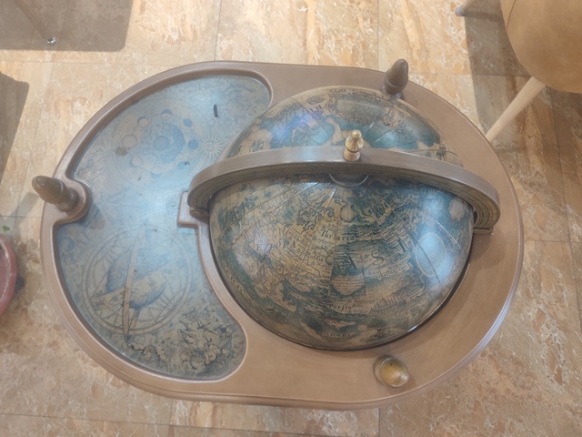 古玩雜項地球儀裝飾邊桌真品鑒賞圖