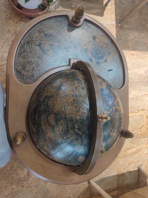 古玩雜項地球儀裝飾邊桌真品鑒賞圖