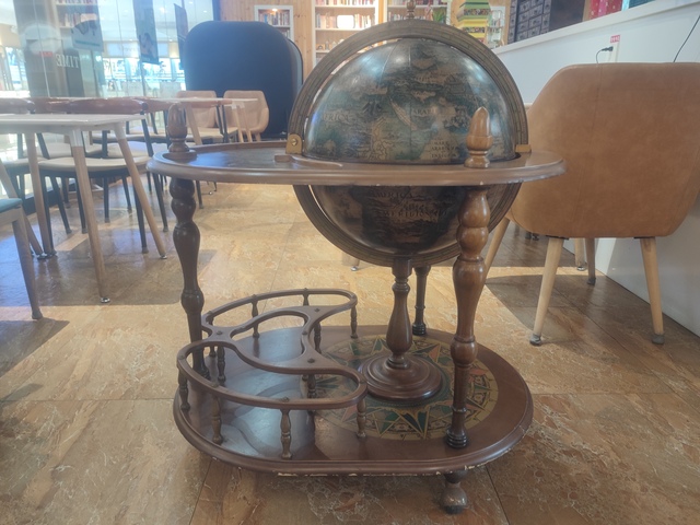 古玩雜項地球儀裝飾邊桌真品鑒賞圖