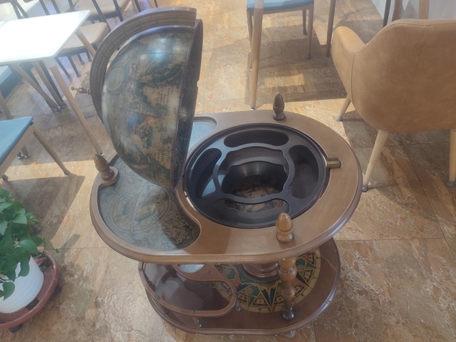 古玩雜項地球儀裝飾邊桌真品鑒賞圖