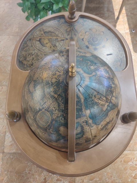 古玩雜項地球儀裝飾邊桌真品鑒賞圖