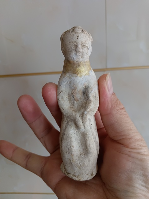 古玩陶瓷館藏級珍品唐代白陶抱犬童子陶塑拍賣，當前價格880元