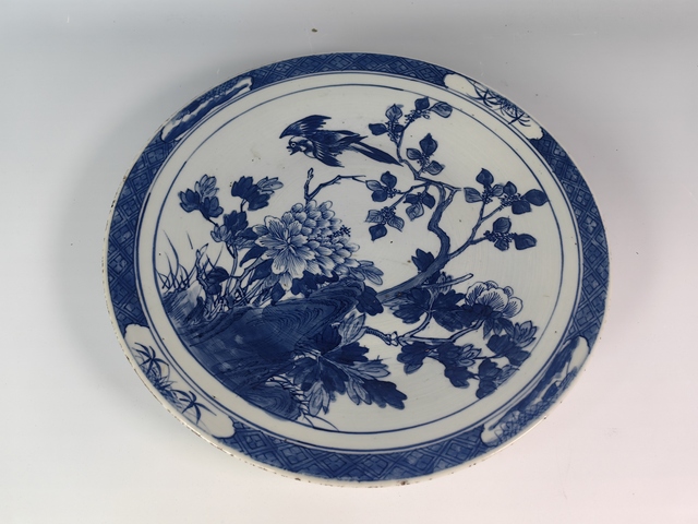 古玩陶瓷清中晚洞石牡丹花卉鳥青花賞盤真品鑒賞圖