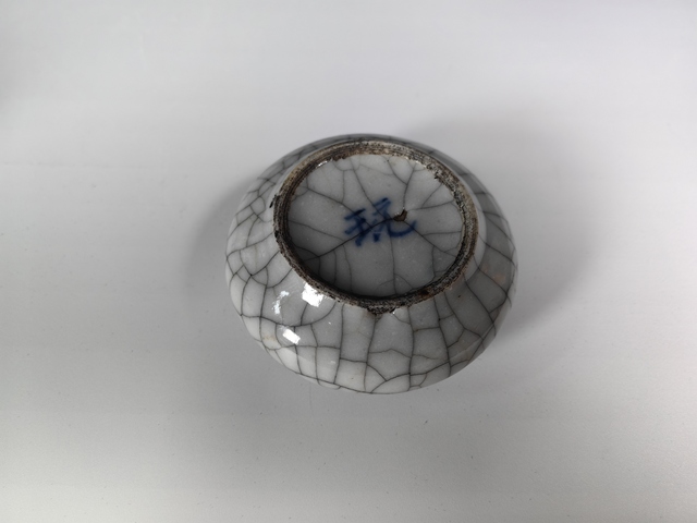 古玩陶瓷清中晚哥釉飛碟水盂真品鑒賞圖