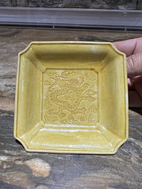 古玩陶瓷黃釉暗刻云龍紋四方倭角盤拍賣，當前價格0元