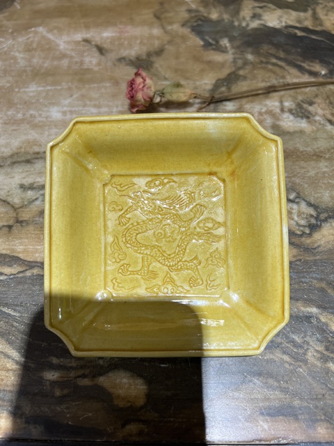 古玩陶瓷黃釉暗刻云龍紋四方倭角盤拍賣，當前價格0元