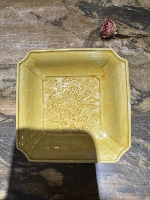 古玩陶瓷黃釉暗刻云龍紋四方倭角盤拍賣，當前價格0元
