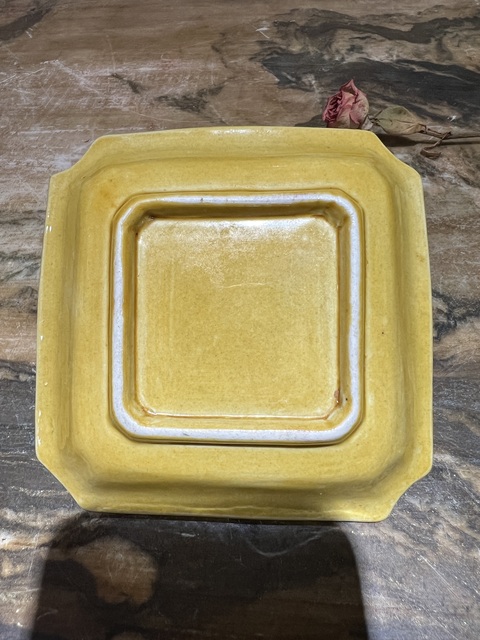 古玩陶瓷黃釉暗刻云龍紋四方倭角盤拍賣，當前價格0元