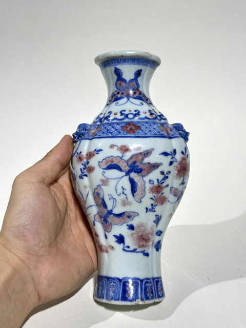 古玩陶瓷青花釉里紅蝶紋雙鋪首瓜棱壁瓶真品鑒賞圖