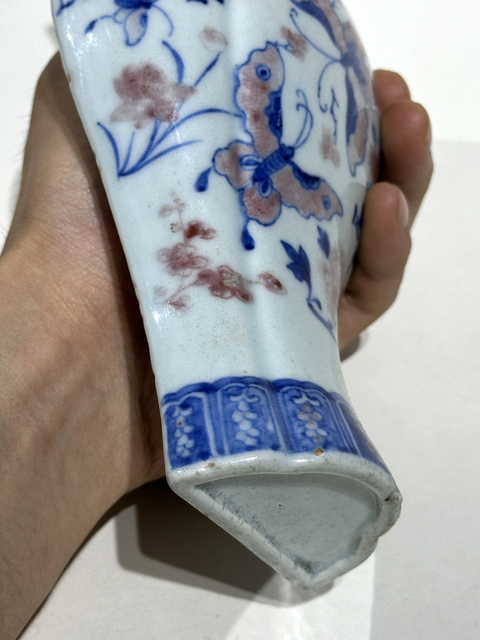 古玩陶瓷青花釉里紅蝶紋雙鋪首瓜棱壁瓶真品鑒賞圖