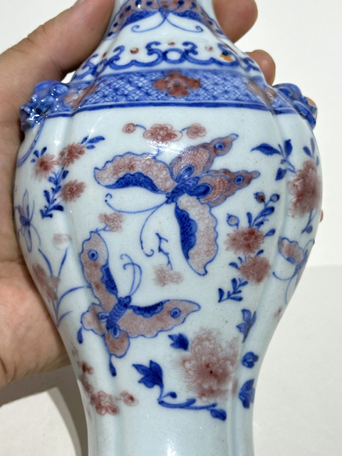 古玩陶瓷青花釉里紅蝶紋雙鋪首瓜棱壁瓶真品鑒賞圖