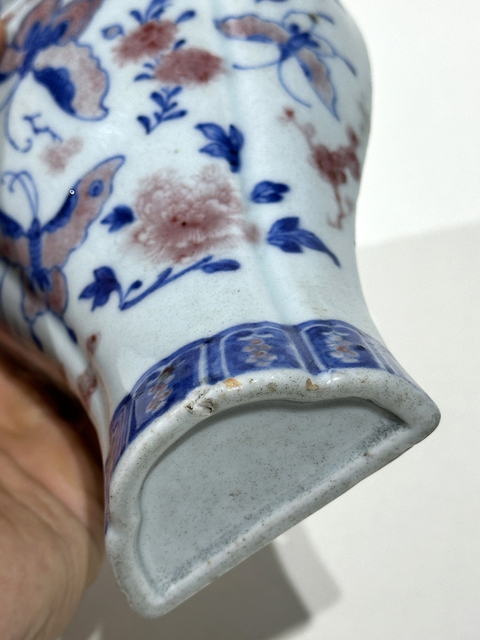 古玩陶瓷青花釉里紅蝶紋雙鋪首瓜棱壁瓶真品鑒賞圖