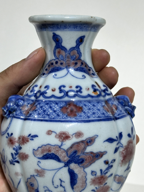 古玩陶瓷青花釉里紅蝶紋雙鋪首瓜棱壁瓶真品鑒賞圖