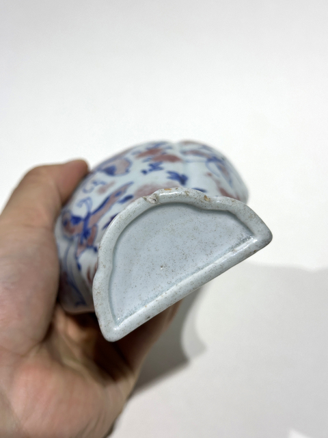 古玩陶瓷青花釉里紅蝶紋雙鋪首瓜棱壁瓶真品鑒賞圖