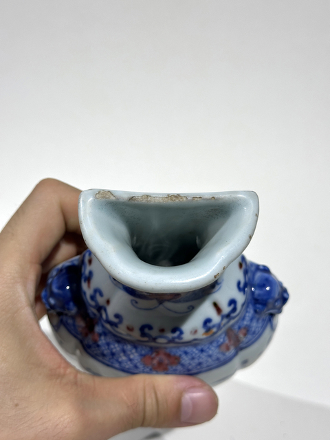 古玩陶瓷青花釉里紅蝶紋雙鋪首瓜棱壁瓶真品鑒賞圖