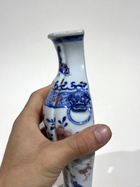 古玩陶瓷青花釉里紅蝶紋雙鋪首瓜棱壁瓶真品鑒賞圖