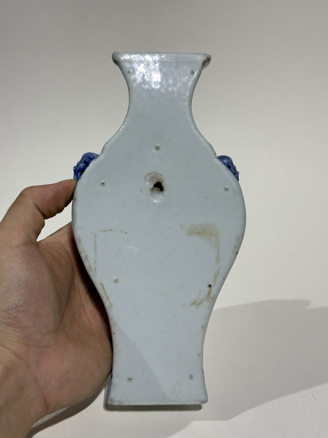 古玩陶瓷青花釉里紅蝶紋雙鋪首瓜棱壁瓶真品鑒賞圖