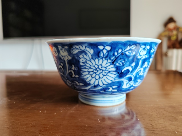 古玩陶瓷青花留白花卉紋茶碗真品鑒賞圖