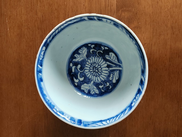 古玩陶瓷青花留白花卉紋茶碗真品鑒賞圖