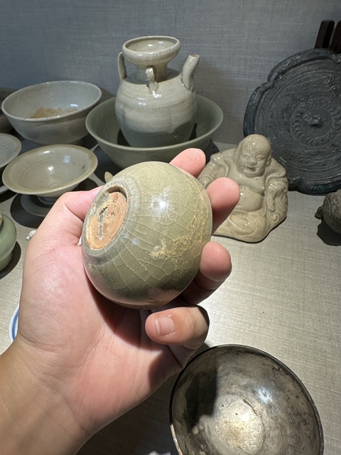 古玩陶瓷龍泉窯臥足盞真品鑒賞圖