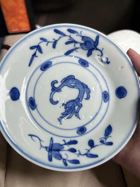 古玩陶瓷摩羯龍紋青花盤真品鑒賞圖