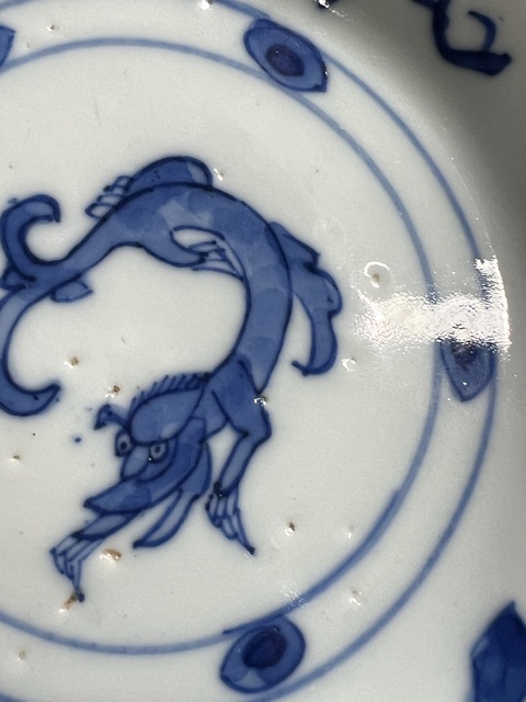 古玩陶瓷摩羯龍紋青花盤真品鑒賞圖