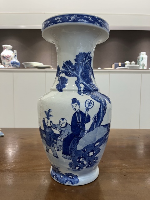 古玩陶瓷青花教子圖紋盤口瓶真品鑒賞圖