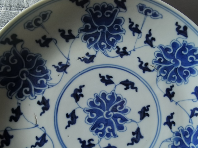 古玩陶瓷纏枝紋青花盤真品鑒賞圖