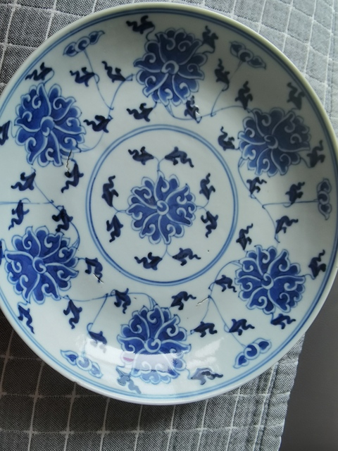 古玩陶瓷纏枝紋青花盤真品鑒賞圖