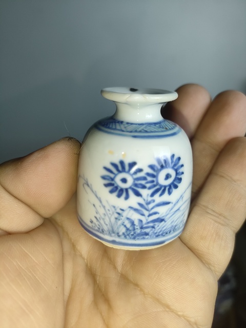古玩陶瓷花卉紋青花瓶真品鑒賞圖