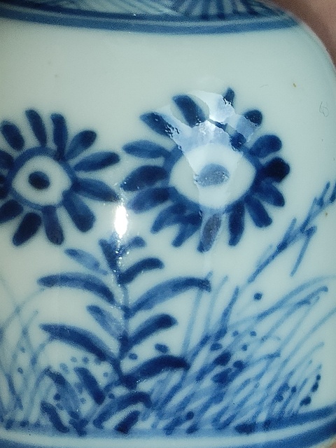 古玩陶瓷花卉紋青花瓶真品鑒賞圖