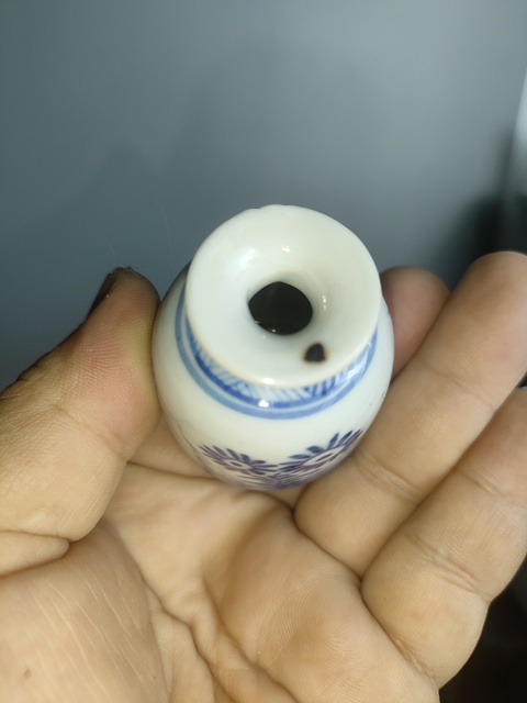 古玩陶瓷花卉紋青花瓶真品鑒賞圖