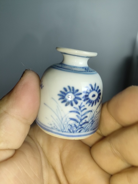 古玩陶瓷花卉紋青花瓶真品鑒賞圖